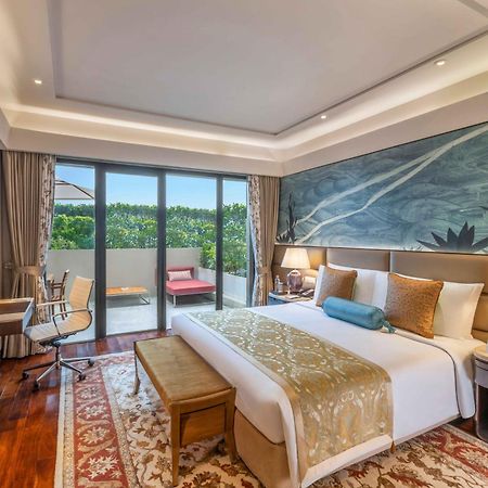 ניו דלהי The Leela Ambience Convention Hotel Delhi מראה חיצוני תמונה A bedroom at the hotel