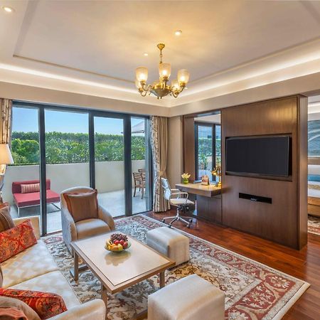 ניו דלהי The Leela Ambience Convention Hotel Delhi מראה חיצוני תמונה Suite at The Oberoi, Mumbai