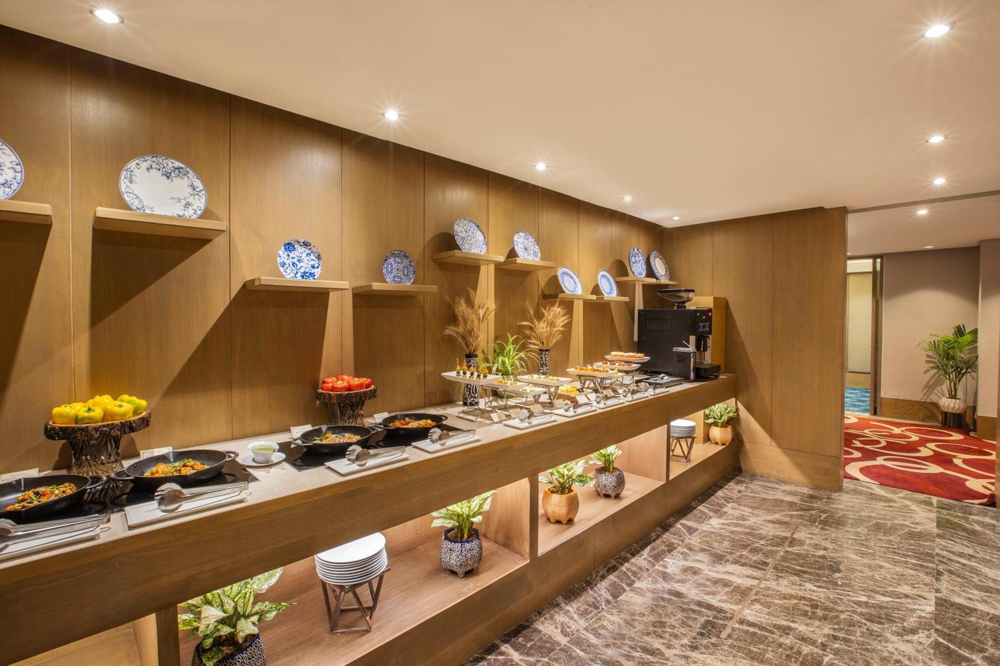 ניו דלהי The Leela Ambience Convention Hotel Delhi מראה חיצוני תמונה The Club Lounge at the hotel