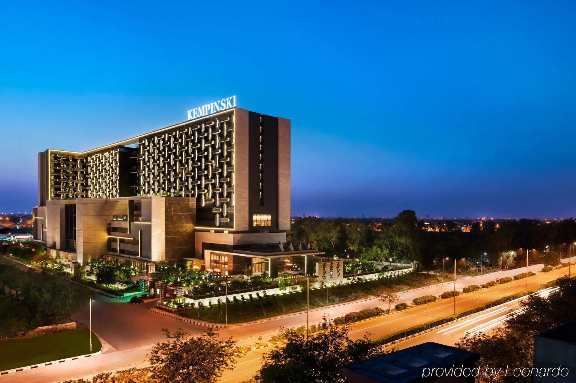 ניו דלהי The Leela Ambience Convention Hotel Delhi מראה חיצוני תמונה